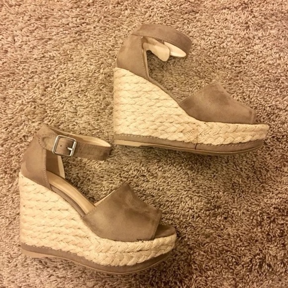 Tan espadrille wedge sandals - Picture 2 of 5